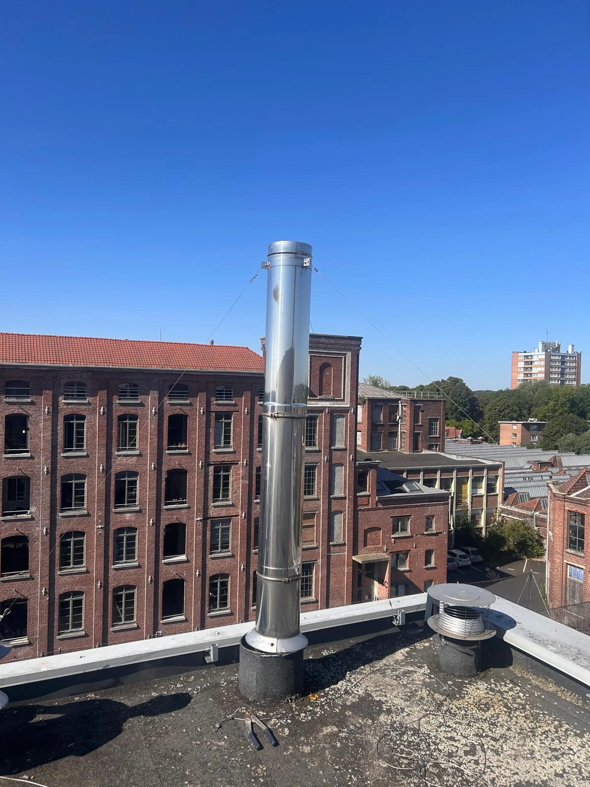 Conduit inox en toiture : photo de chantier BVT